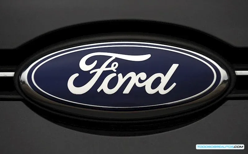 Imagen que ilustra la suspensión de operaciones de Ford en Rusia.  Podría ser una foto de una fábrica de Ford, un logo de Ford con un fondo relacionado con Rusia, o una imagen que represente la situación geopolítica.