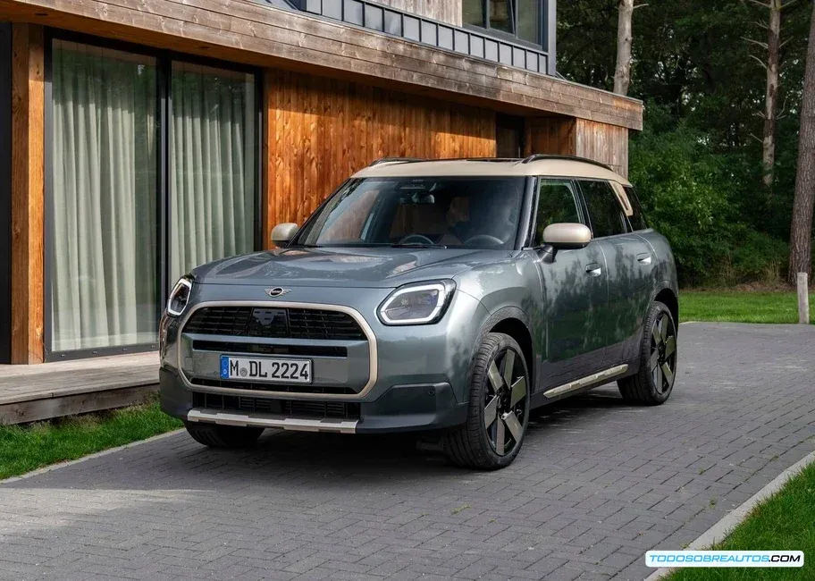 Diseño exterior de la Mini Countryman 2024, mostrando sus líneas más cuadradas y faros LED.