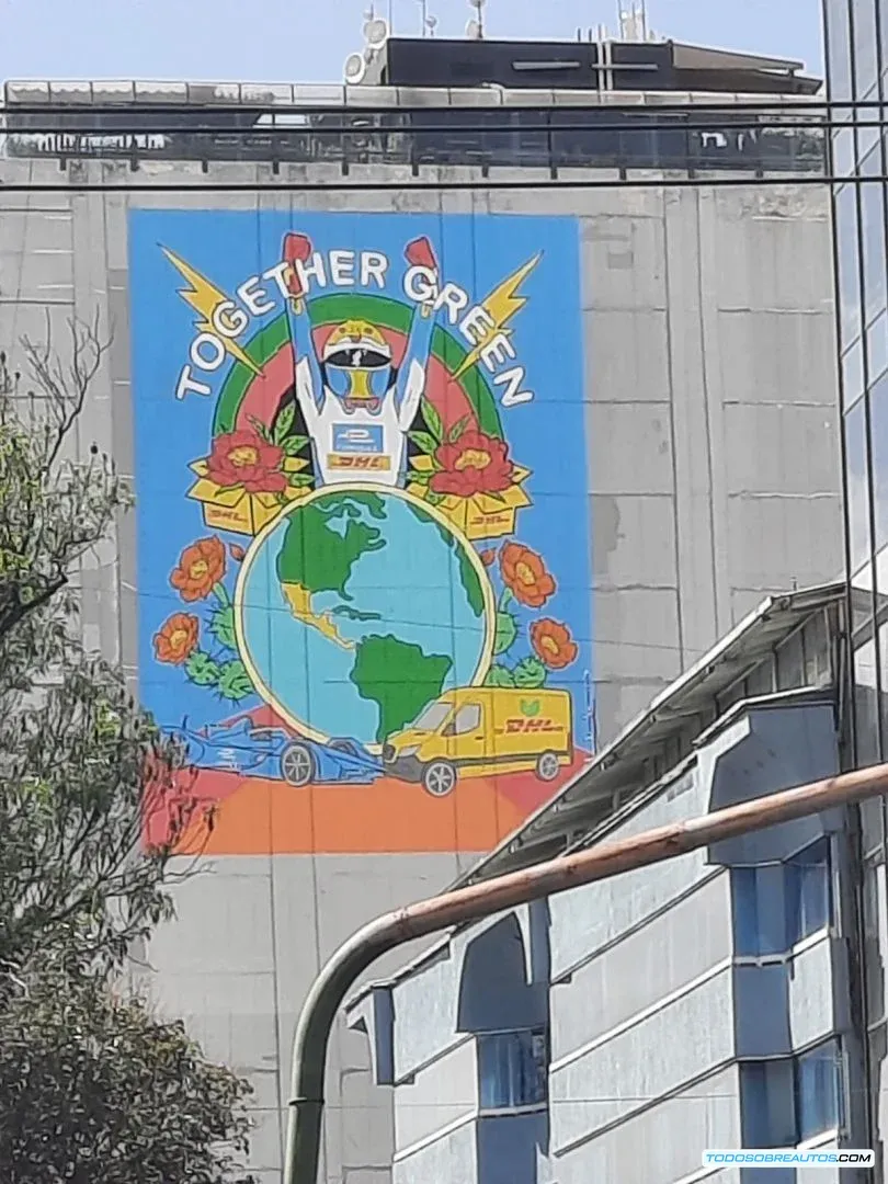 Imagen del mural fotocatalítico de Fórmula E y DHL en la Ciudad de México, que absorbe CO2.