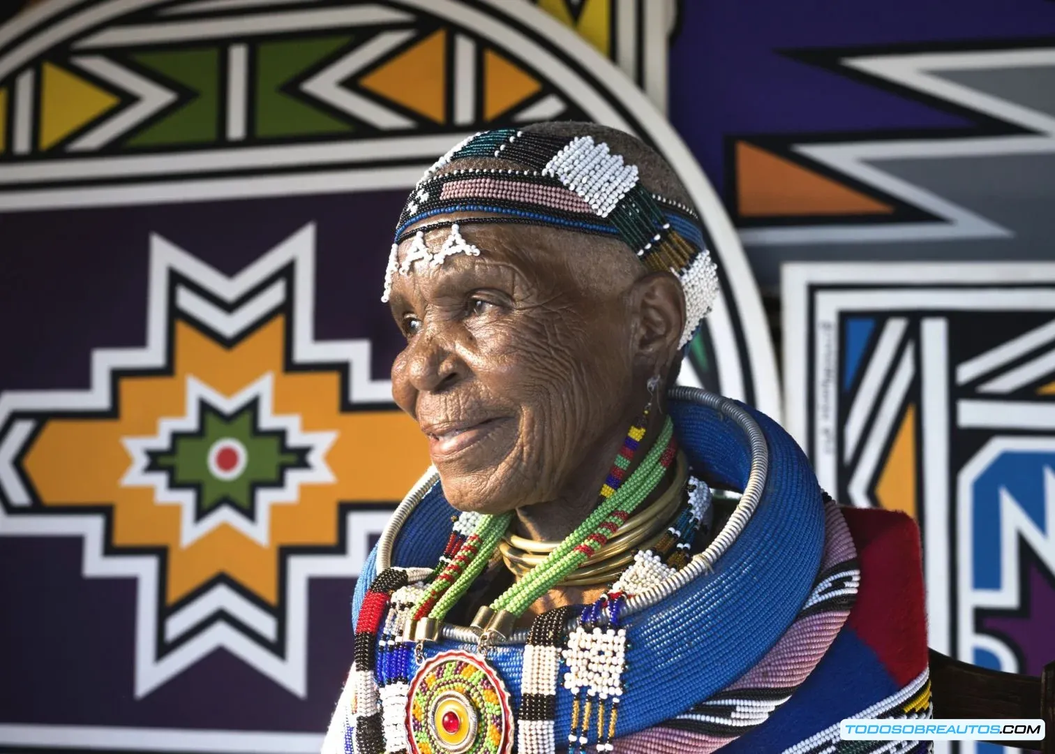 Retrato de Esther Mahlangu pintando con sus técnicas tradicionales.