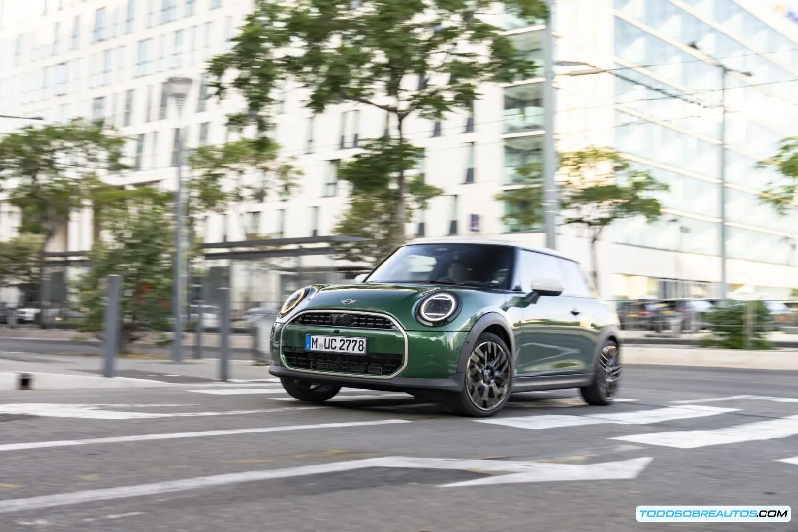 Imagen del MINI Cooper C 2025 mostrando su diseño exterior moderno y elegante.