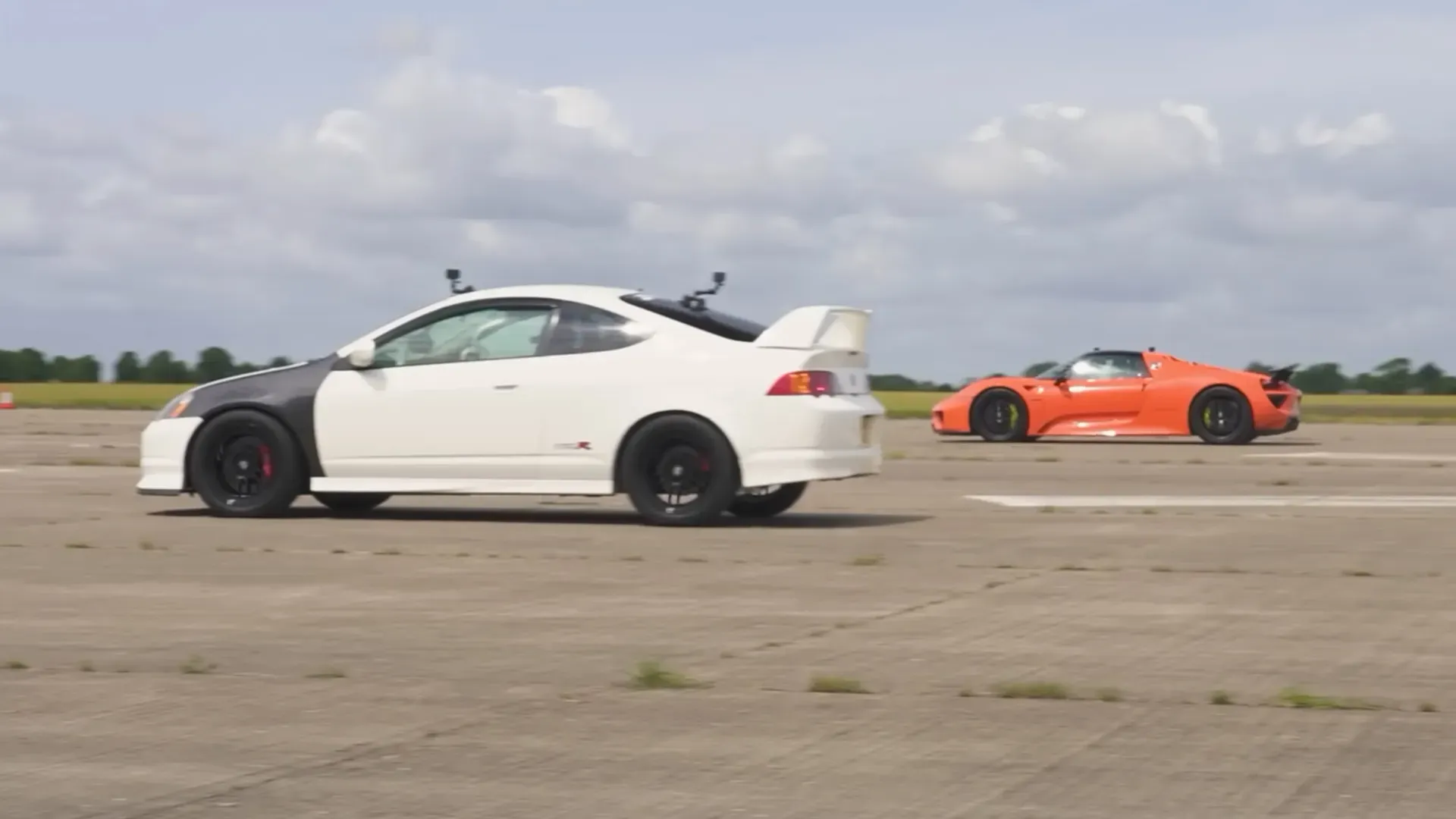 Porsche 918 Spyder vs. Honda Integra Type R