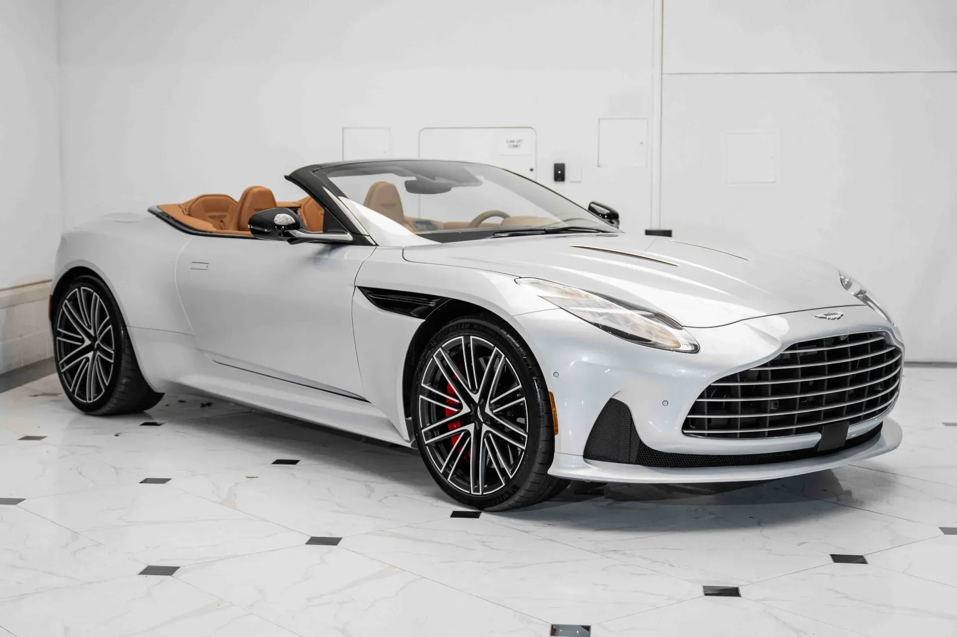 Aston Martin DB12 Volante 2024