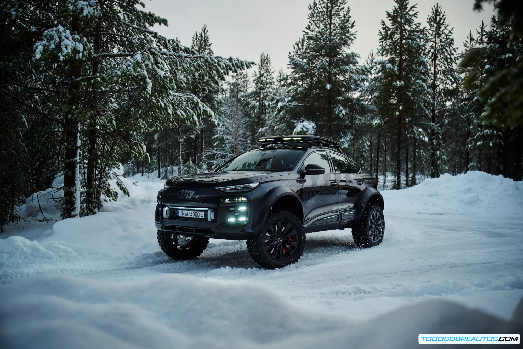 El Audi Q6 e-tron offroad concept superando un terreno difícil.