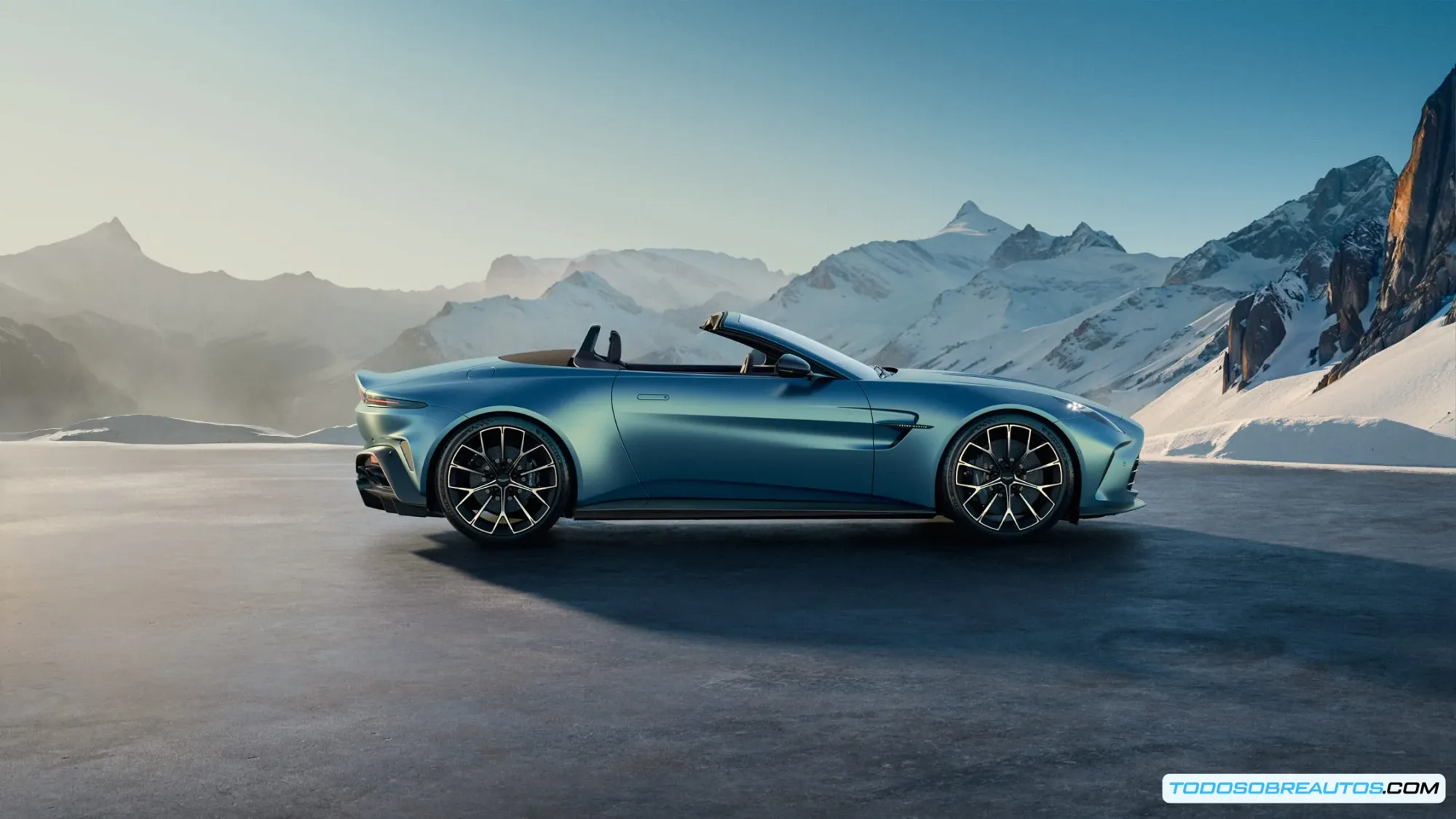 Detalle de la parrilla frontal del Aston Martin Vantage Roadster 2026.