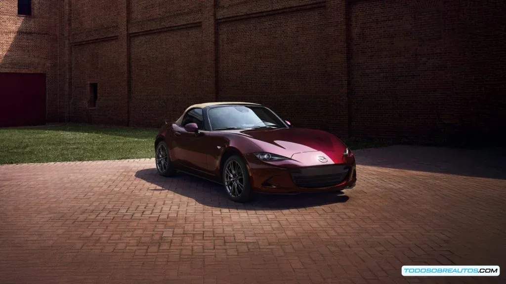 Vista lateral del Mazda MX-5 Miata 35 Aniversario mostrando su diseño exterior.