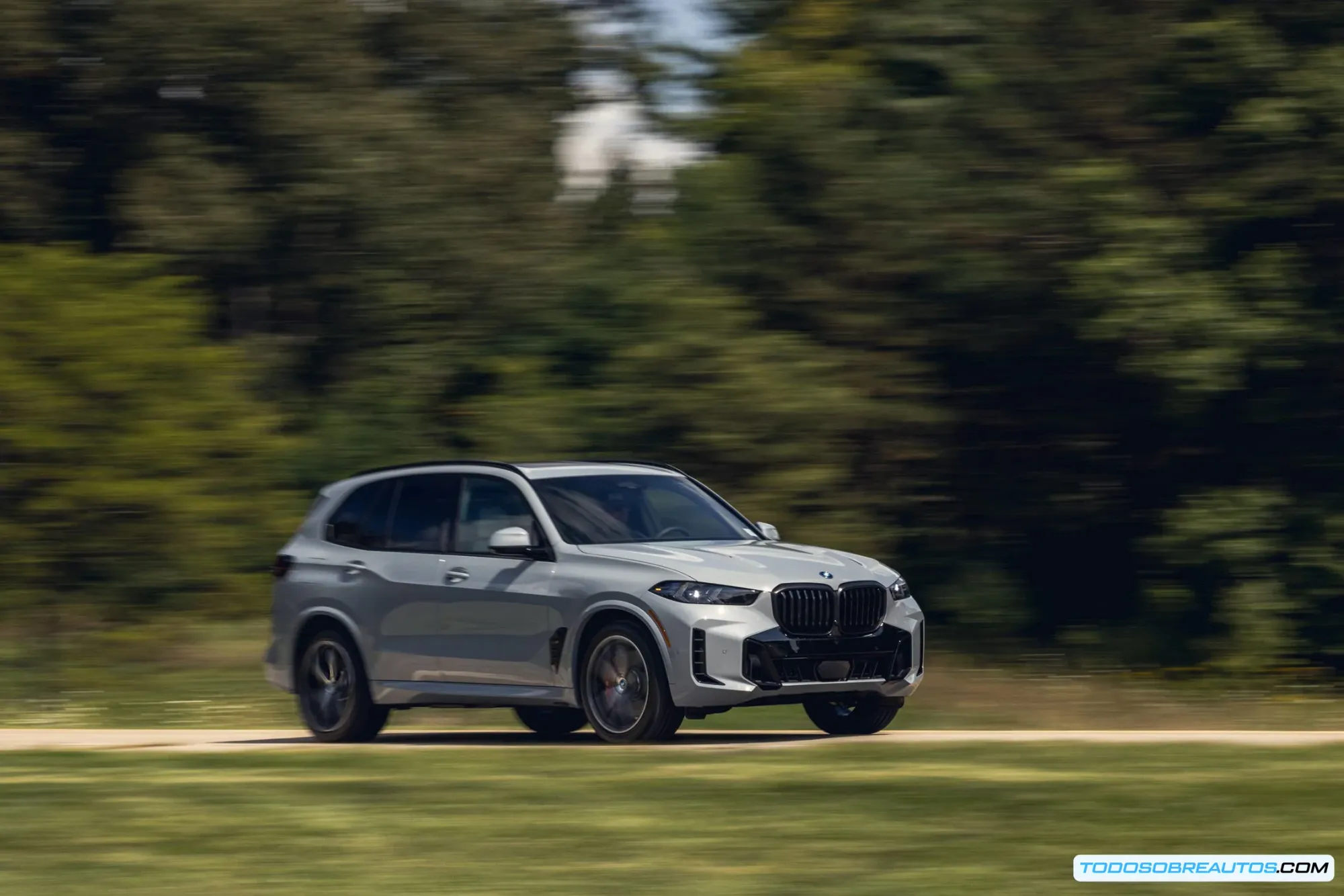 Detalle del diseño exterior del BMW X5 xDrive50e 2025.