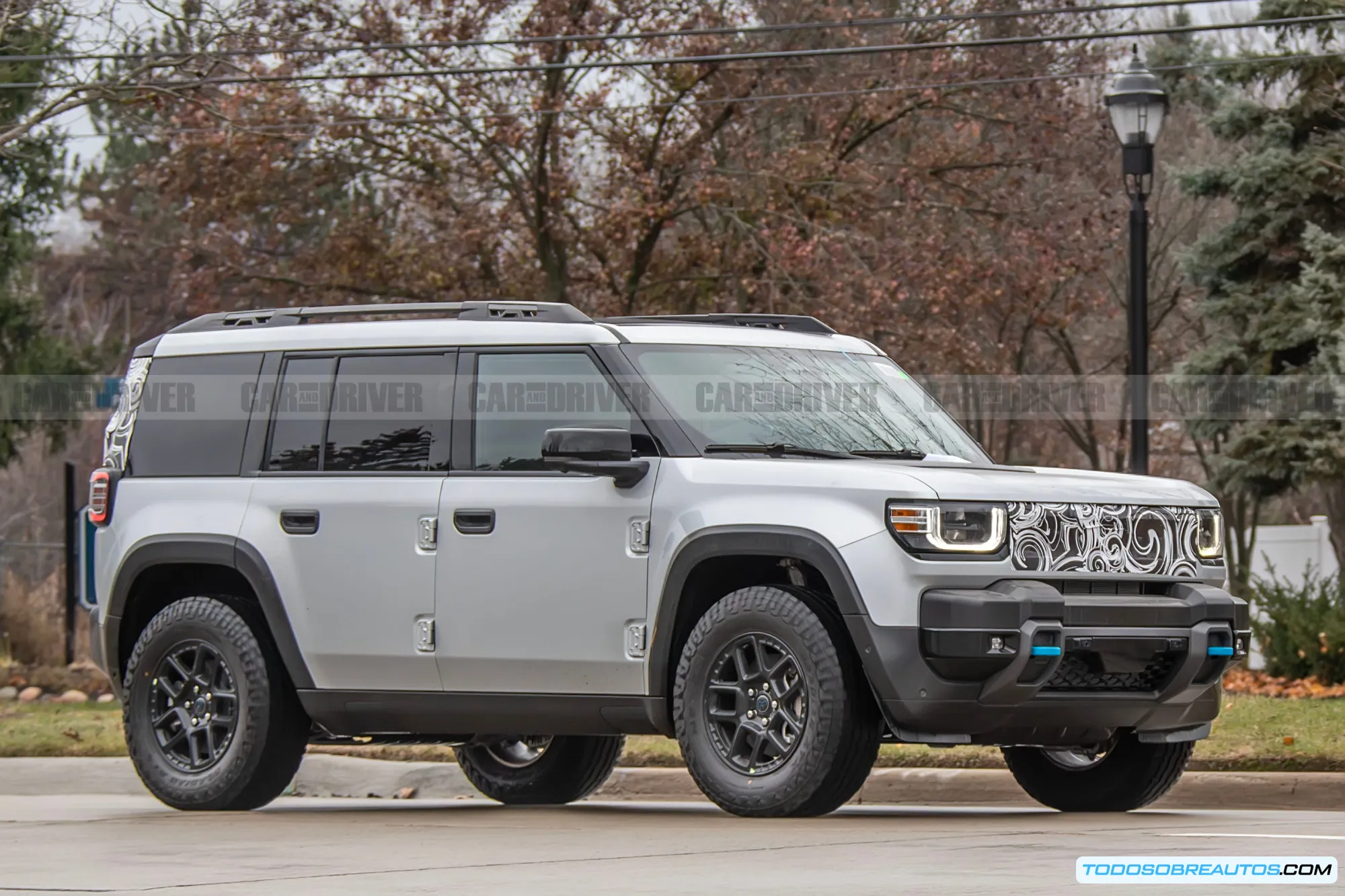 Jeep Cherokee en un entorno aventurero