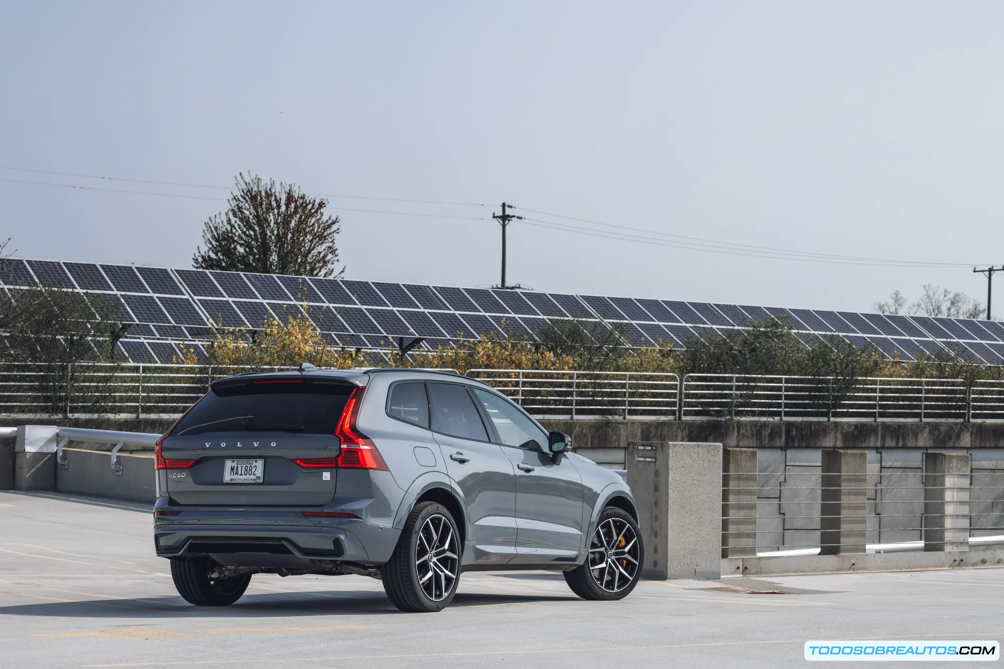 Imagen que muestra el exterior del Volvo XC60 Hybrid 2025.