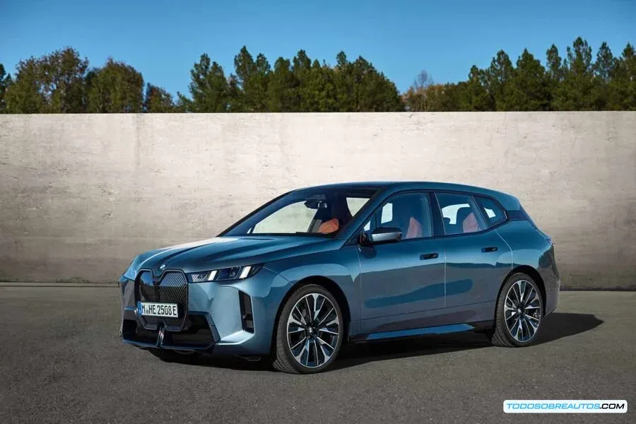 Imagen mostrando detalles del diseño exterior del BMW iX 2026.