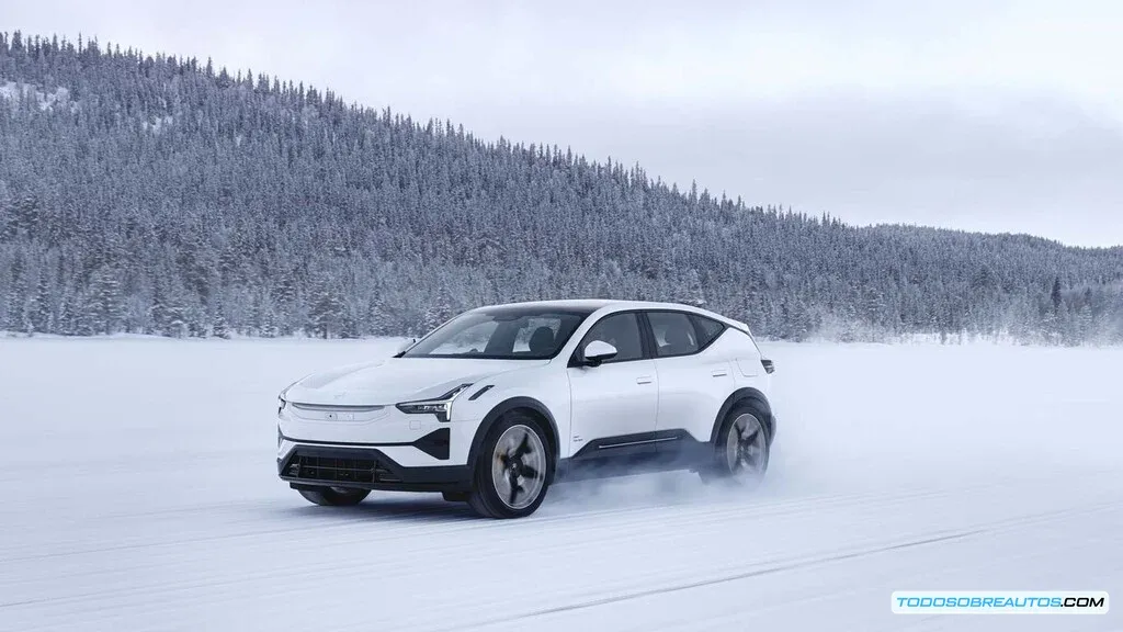 Imagen del Peugeot e-3008 en un entorno invernal.