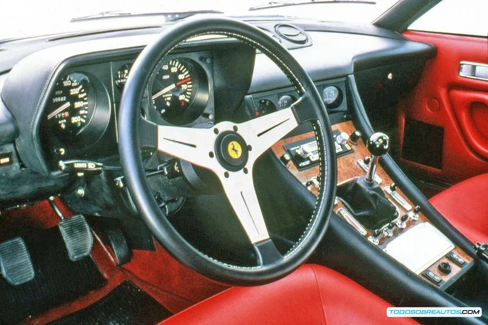 Interior del Ferrari 400i, mostrando el tablero y los asientos de cuero.