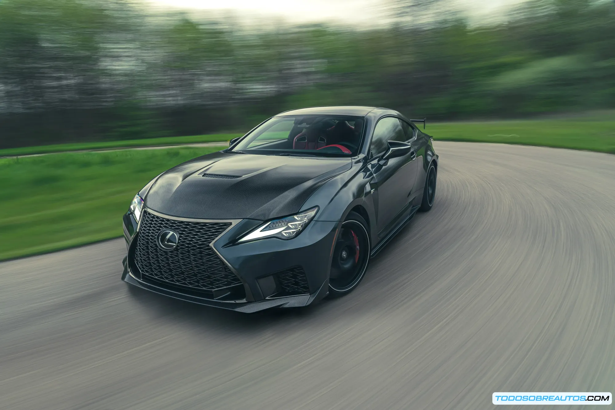 Imagen del Lexus RC mostrando su diseño.