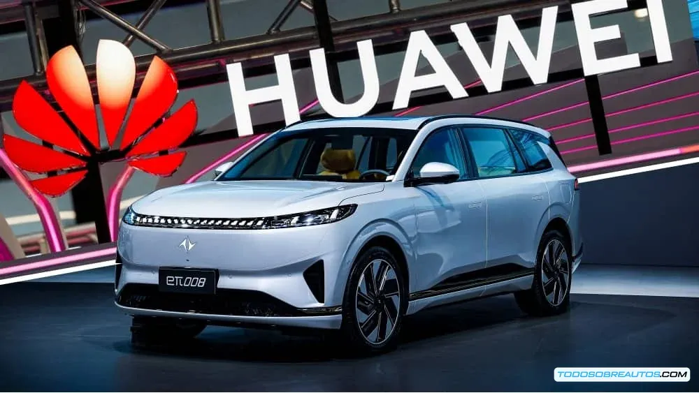 Imagen de un vehículo eléctrico de Dongfeng, posiblemente con el logo de Huawei visible, que ilustra la colaboración entre ambas compañías.