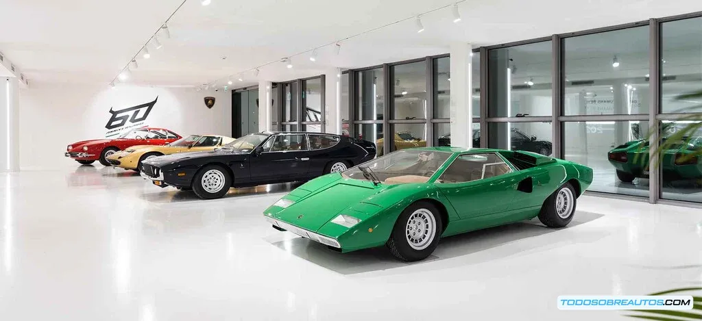 Imagen de un Lamborghini clásico en restauración en el taller de Lamborghini Polo Storico.