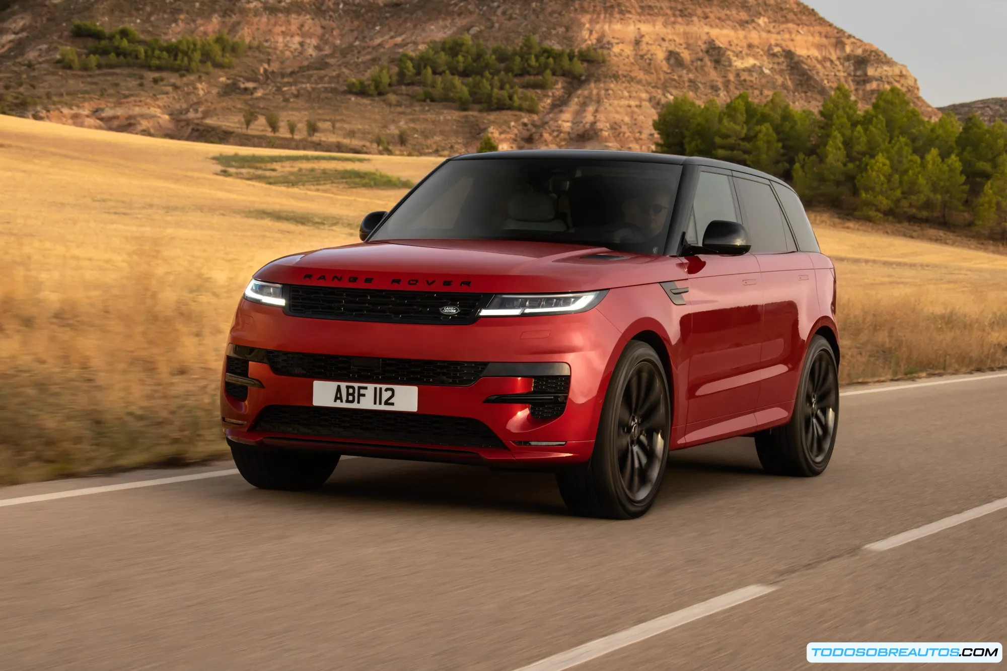 Imagen del Land Rover Range Rover Sport Hybrid 2025 en un entorno elegante.