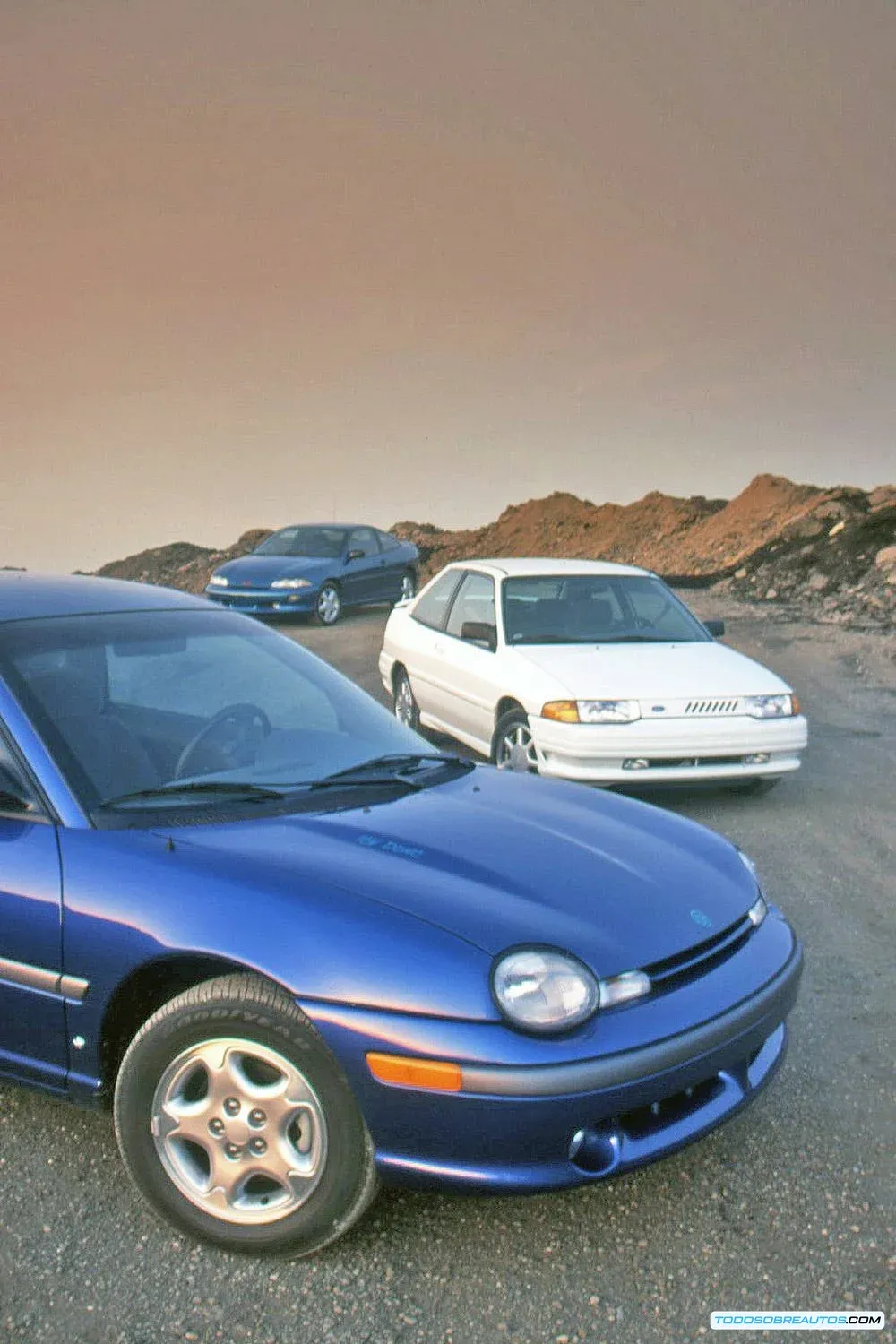 Pontiac Sunfire GT 1996 en movimiento en una carretera.