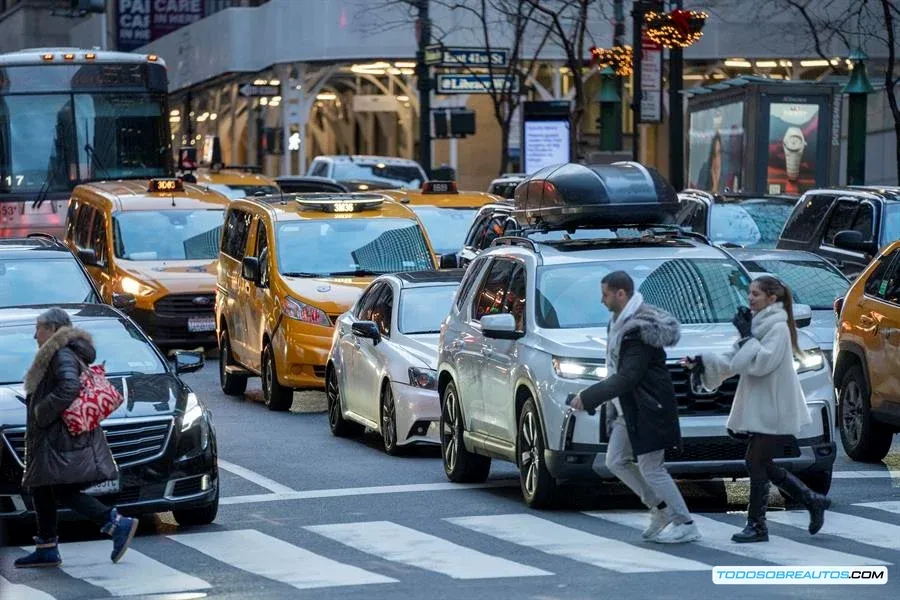 Imagen de tráfico congestionado en Manhattan, mostrando autos detenidos o lentos en una calle principal.