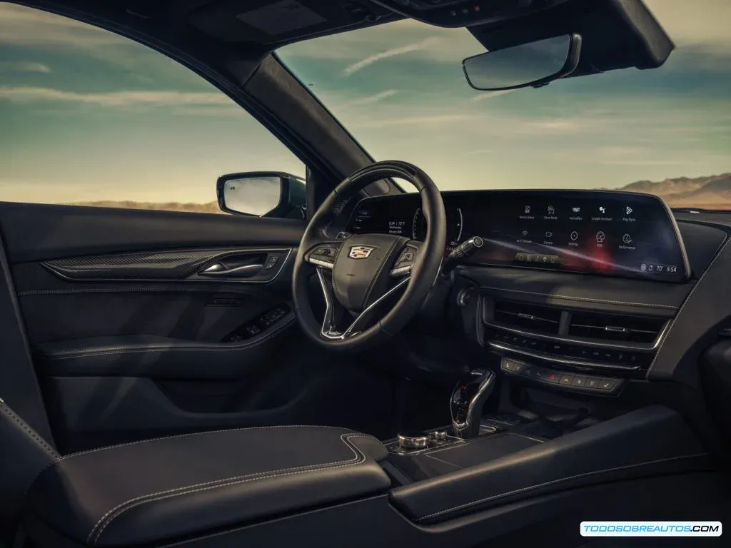 Interior del Cadillac CT5-V 2025 mostrando detalles del Platinum Package.