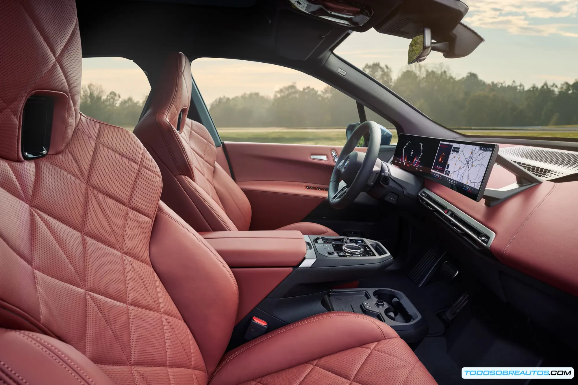 Imagen que muestra materiales de alta calidad, potencialmente usados en el interior del BMW iX 2026.