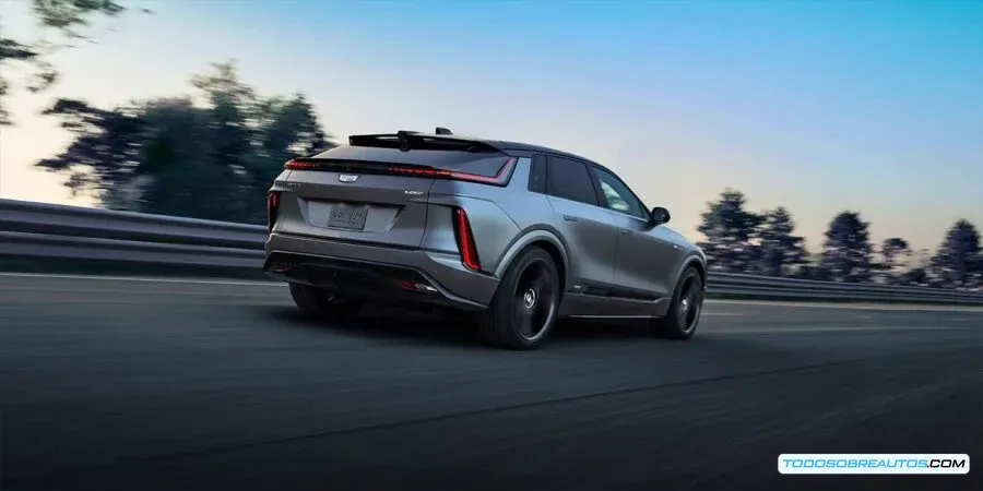 Imagen del Cadillac LYRIQ-V 2026 mostrando detalles del diseño exterior.