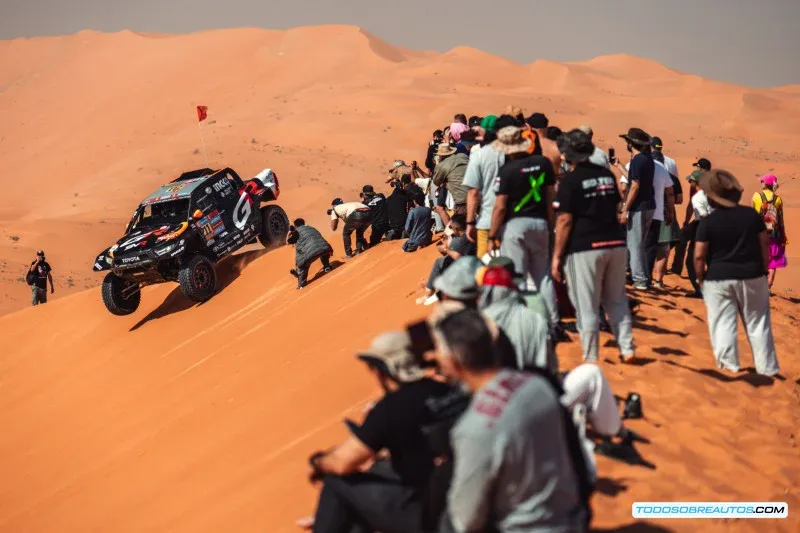 Yazeed Al Rajhi conduciendo su Toyota en el Dakar 2025.