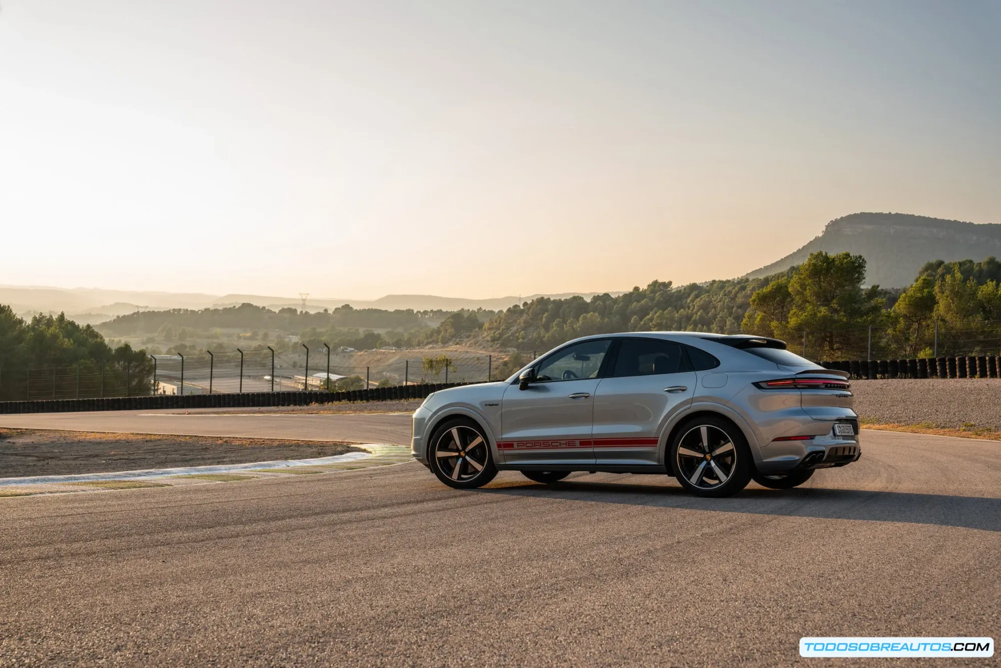 Detalles del diseño exterior del Porsche Cayenne E-Hybrid 2025.