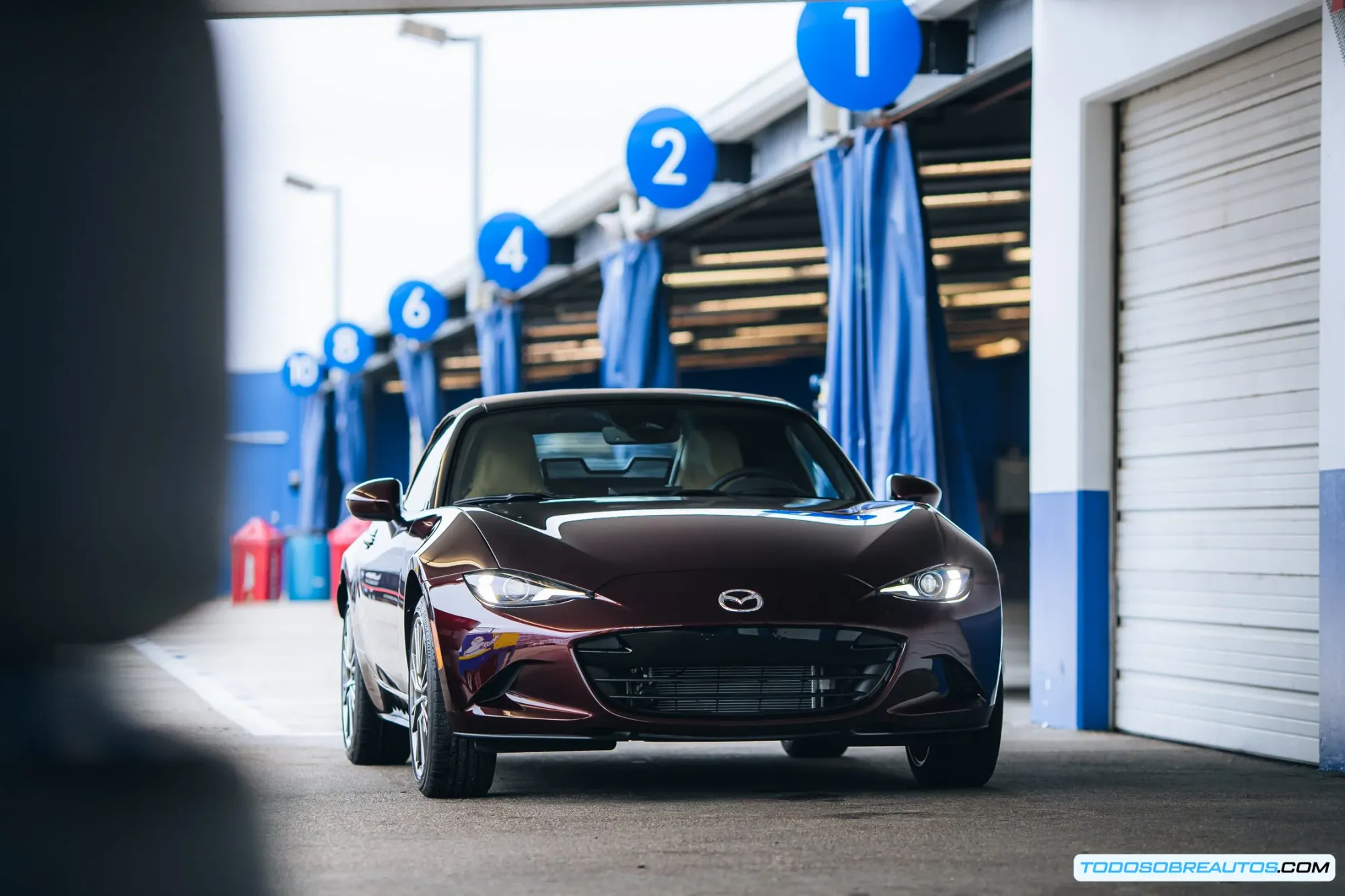 Imagen mostrando el diseño frontal del Mazda MX-5 Miata 35th Anniversary.