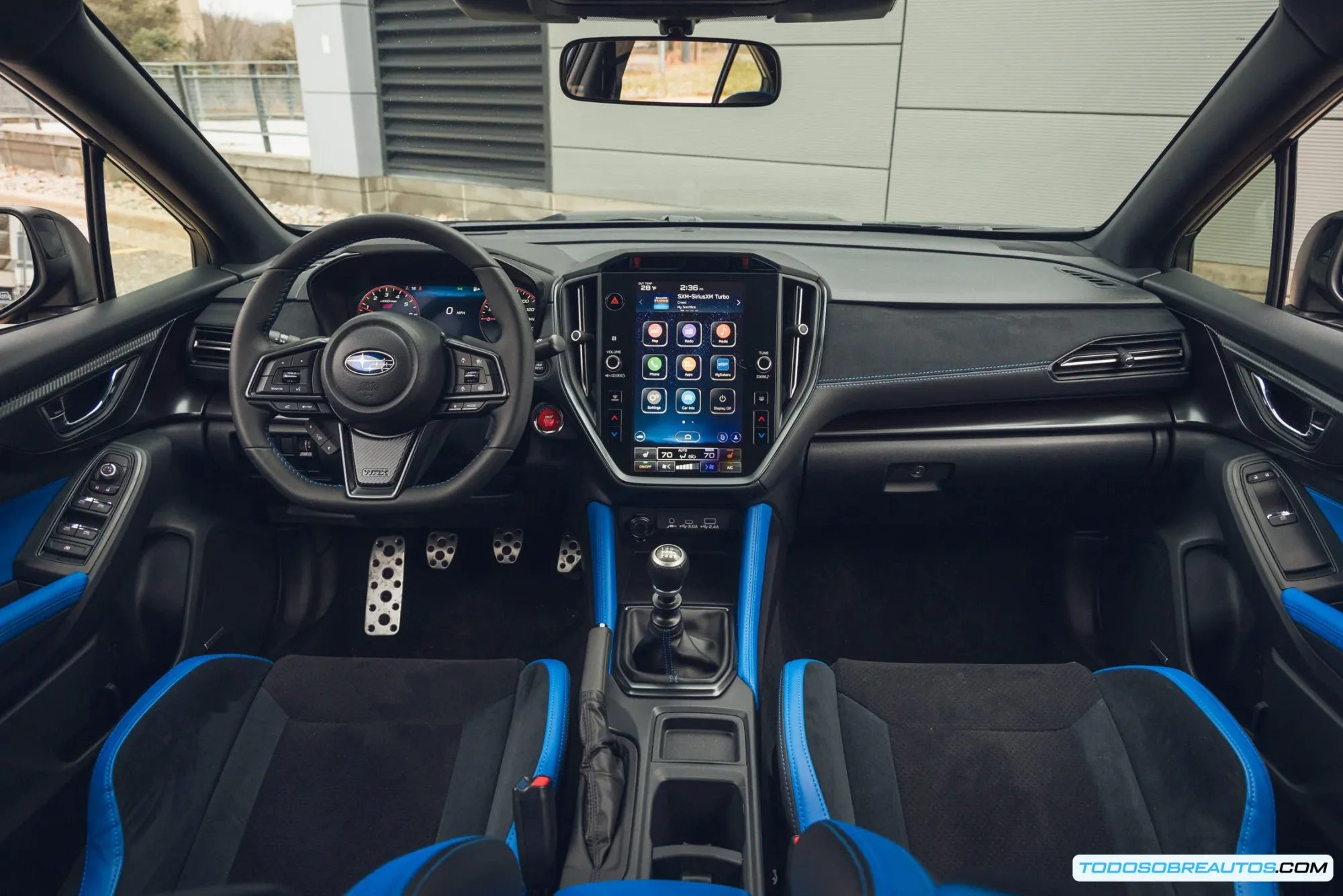 Imagen panorámica del interior del Subaru WRX tS 2025 mostrando detalles del diseño.