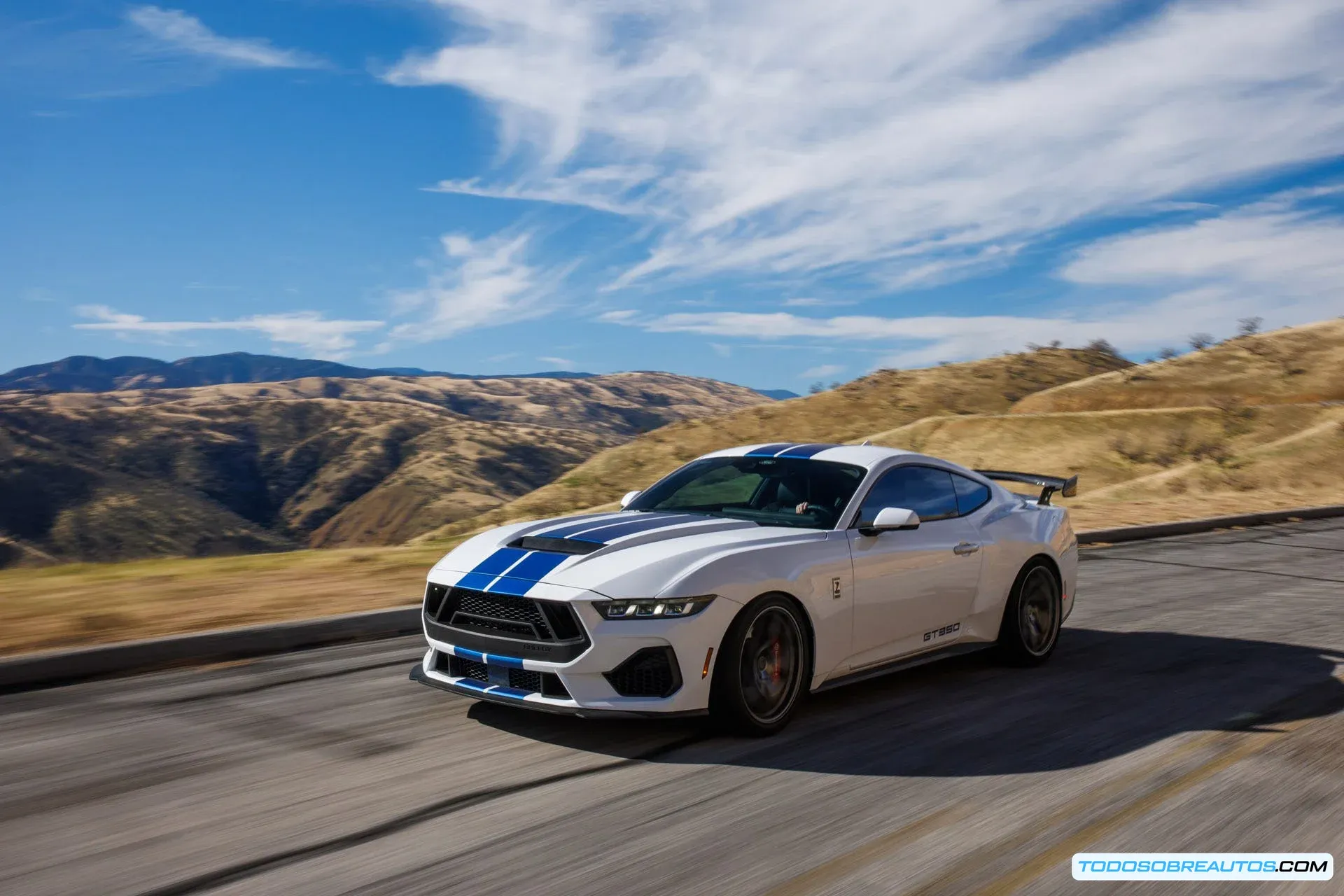 Vista frontal del Shelby GT350 2024, destacando la parrilla y el frontal agresivo.