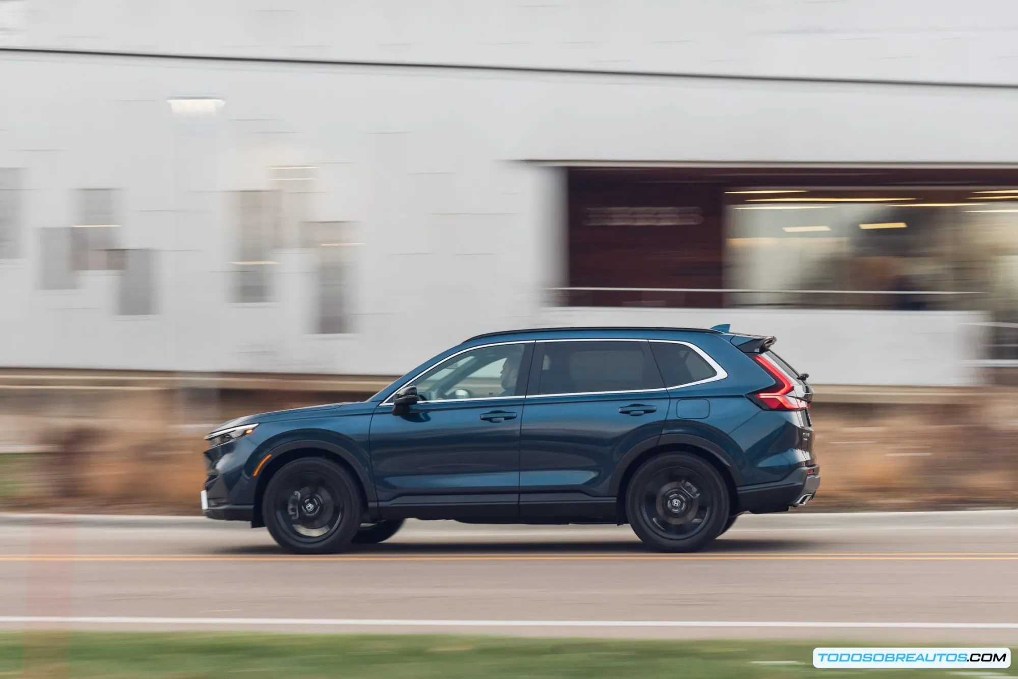 Vista frontal del Honda CR-V Hybrid Sport Touring 2025