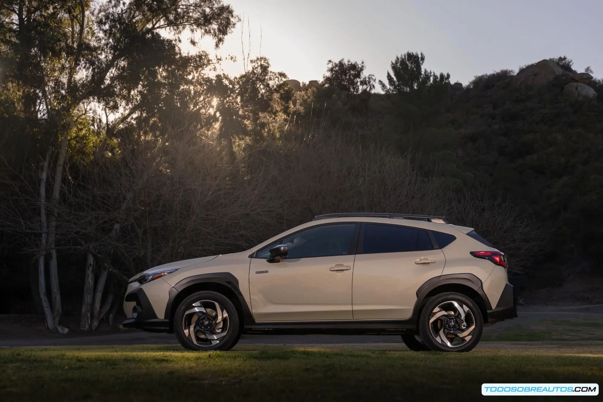 Imagen del interior del Subaru Crosstrek Hybrid 2026 mostrando el tablero y los asientos.