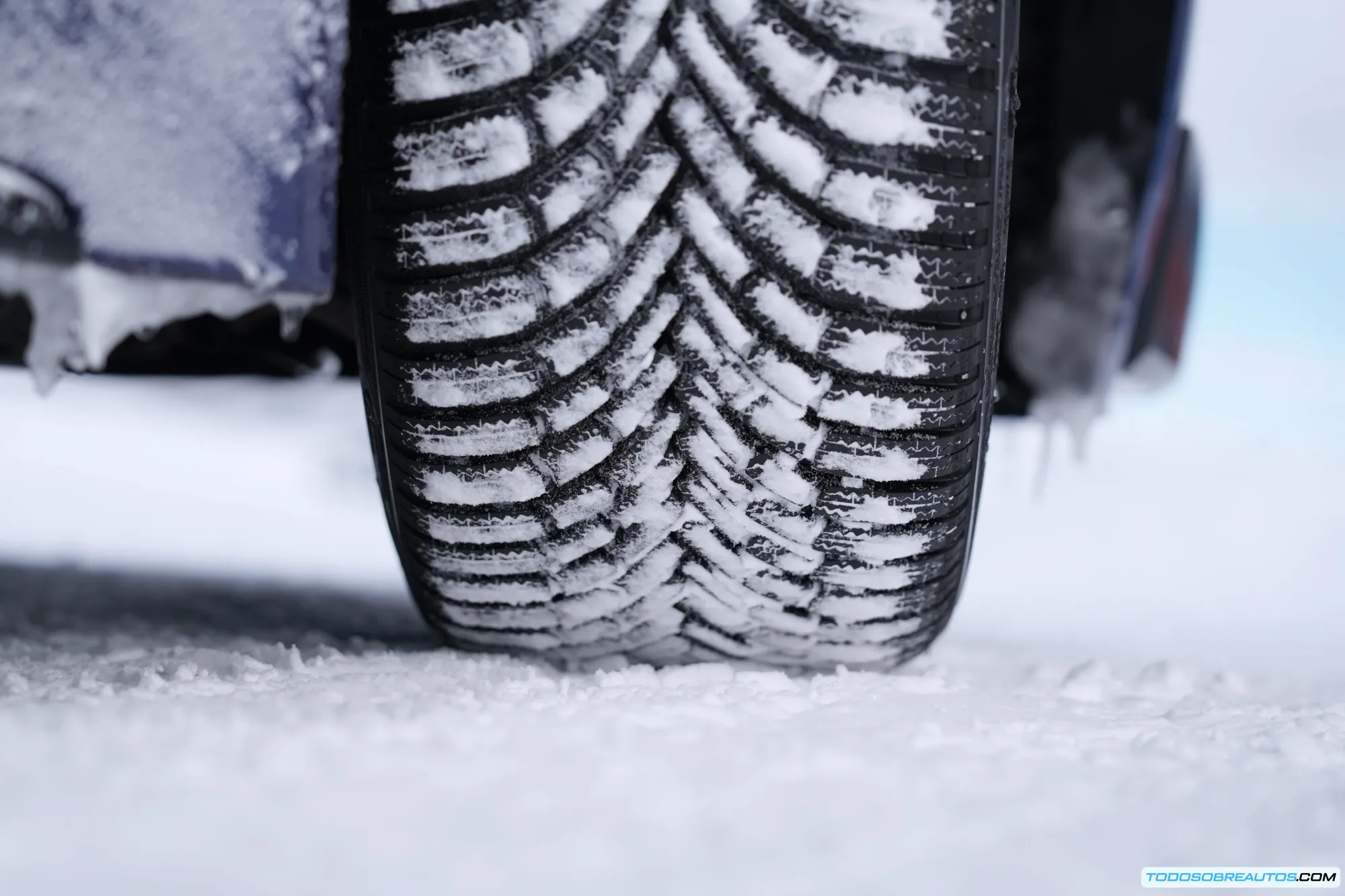 Imagen de primer plano de las microranuras 3D del neumático Bridgestone Blizzak DM-V3.