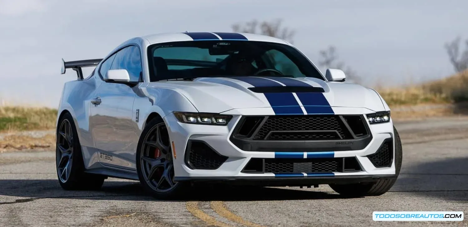 Primer plano de detalles del diseño exterior del Shelby GT350 2025, mostrando elementos como las entradas de aire o el alerón.