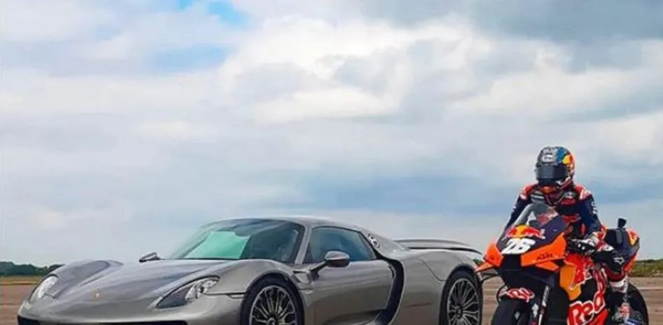 Porsche 918 Spyder vs. Moto GP