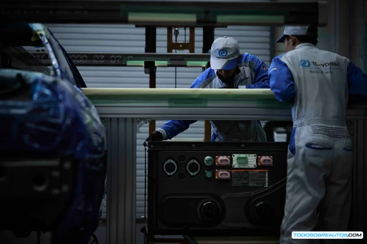 Ryozo Hiraku, ingeniero de Nissan, trabajando en el proyecto del R32 EV.