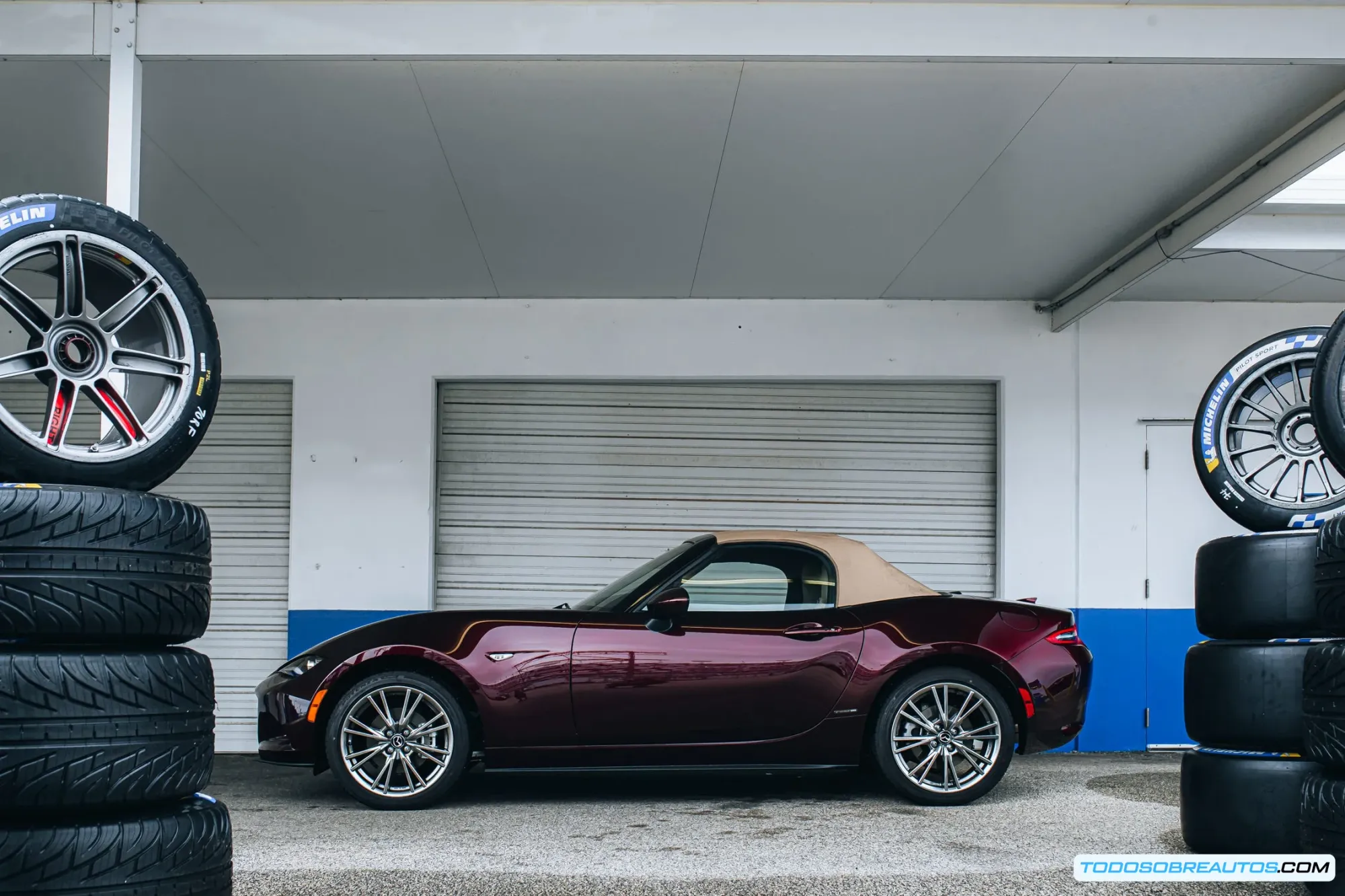 Detalle del diseño exterior del Mazda MX-5 Miata 35th Anniversary, enfocando los rines.