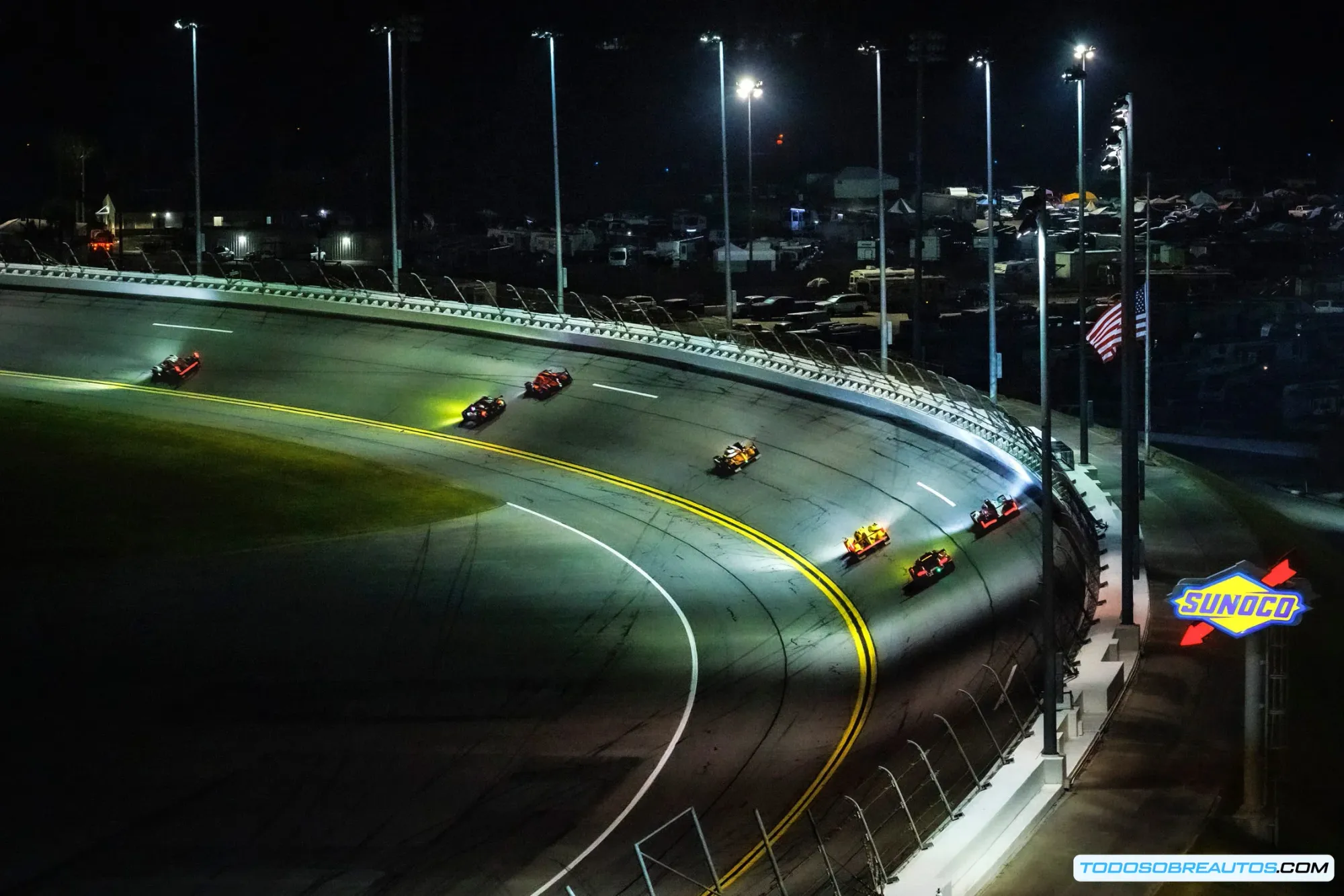 El equipo ganador en el podio de las 24 Horas de Daytona 2025.