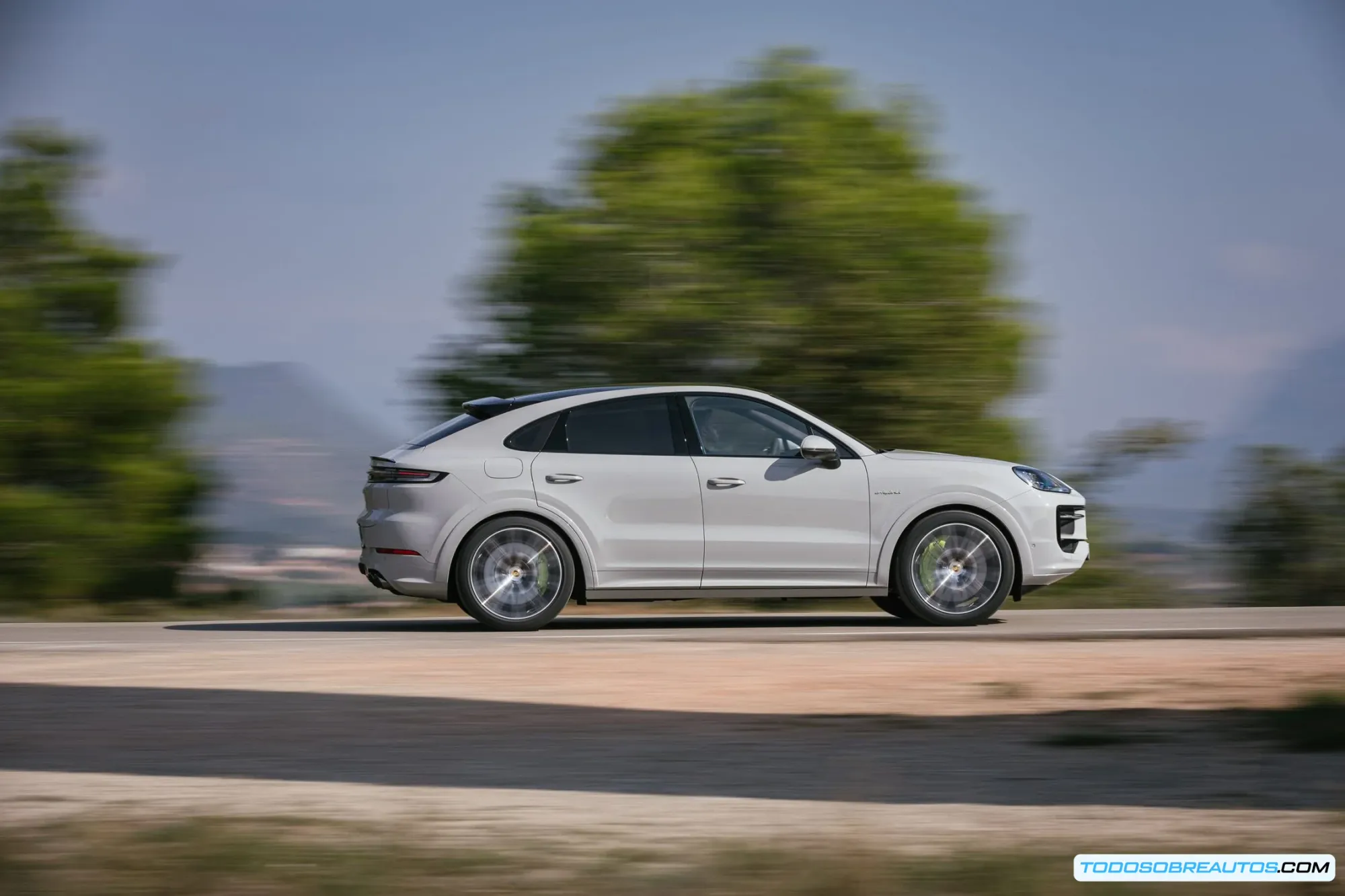 Porsche Cayenne E-Hybrid 2025: Imagen que muestra el diseño general.