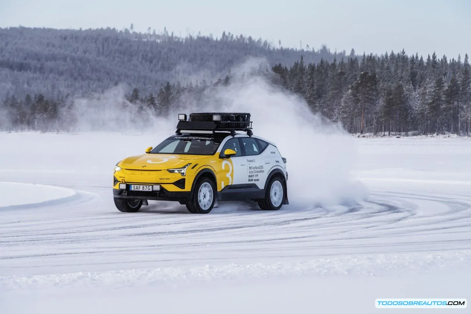 Imagen de un SUV Polestar de la Arctic Circle Collection en un paisaje nevado.