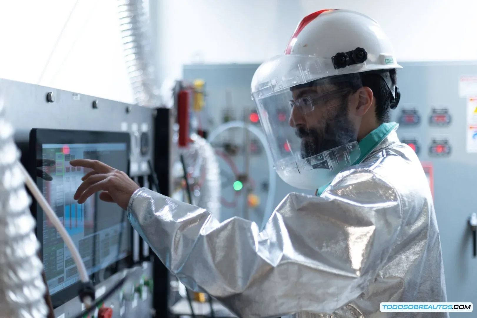 Fotografía de un científico o ingeniero trabajando en un laboratorio, relacionado con la tecnología de Phoenix Tailings.