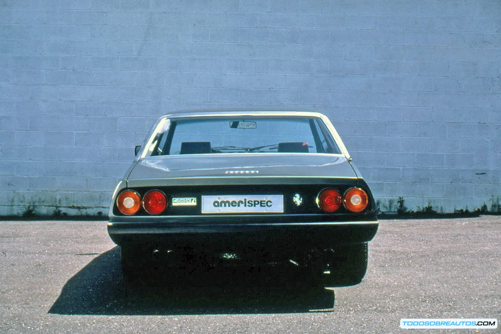 Detalle del frontal del Ferrari 400i, mostrando la parrilla y los faros.