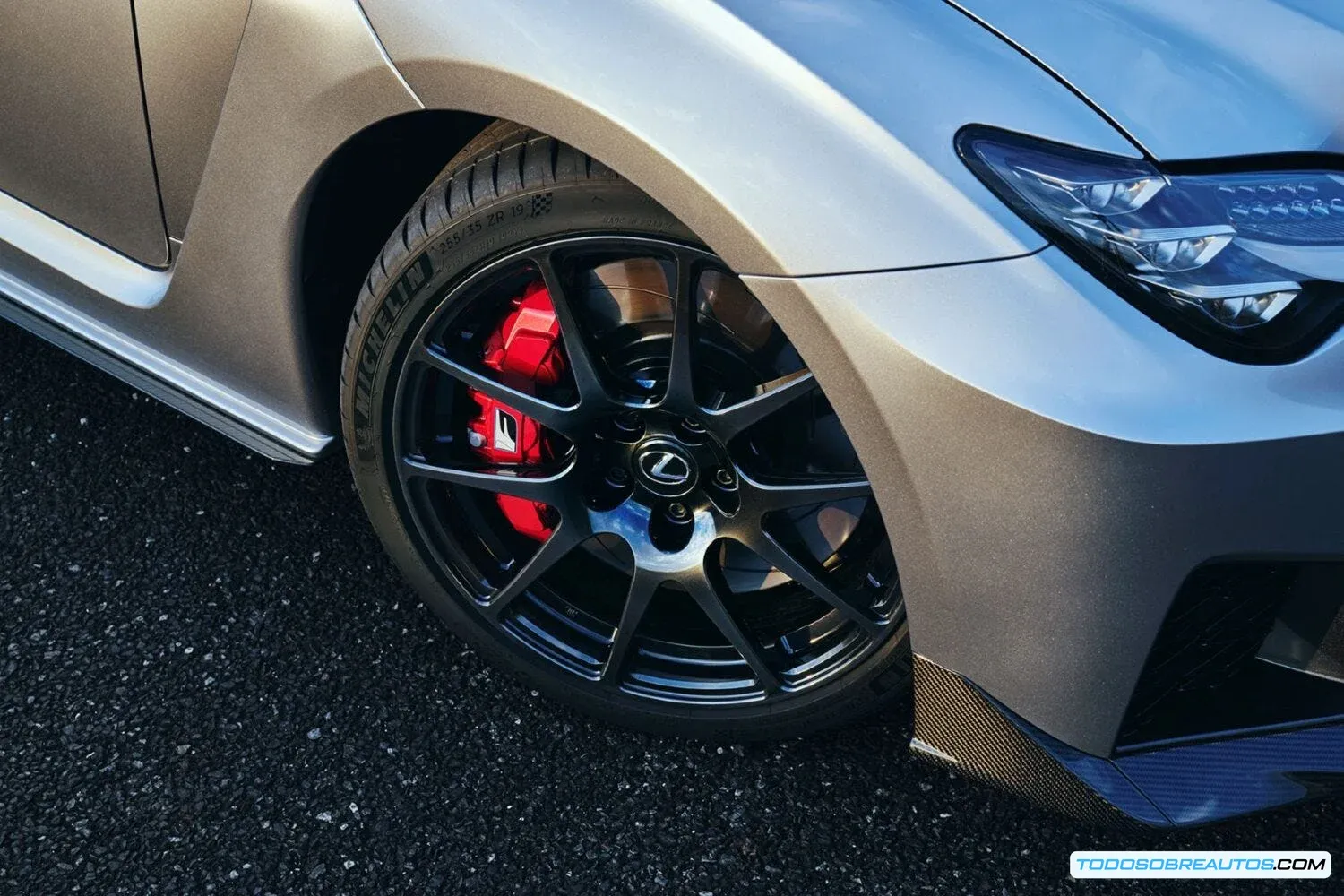 Interior o detalle del diseño del Lexus RC o RC F.