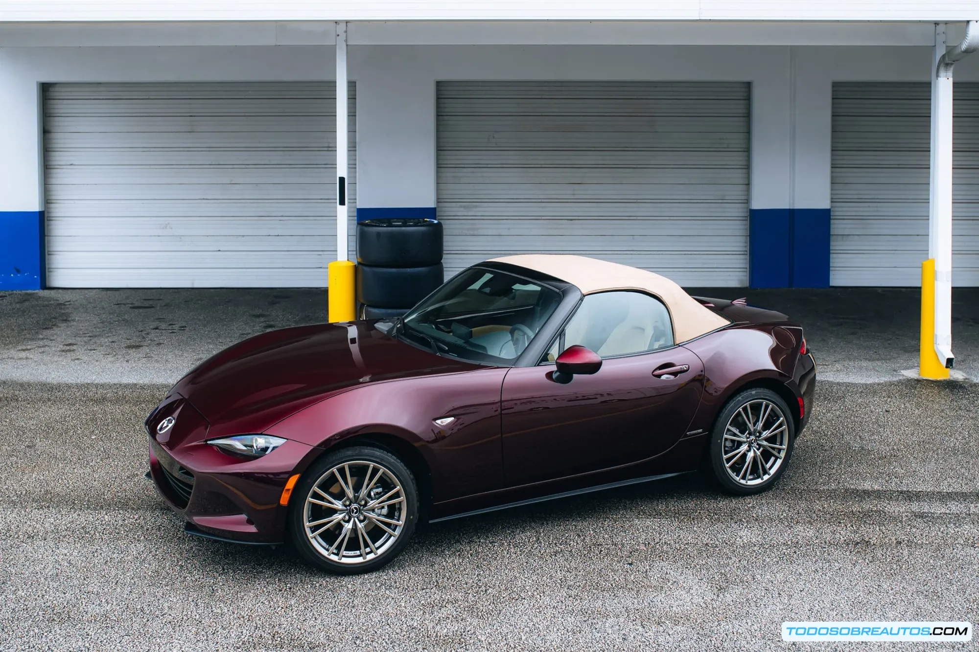 Imagen que muestra el emblema conmemorativo del 35 aniversario en el Mazda MX-5 Miata.