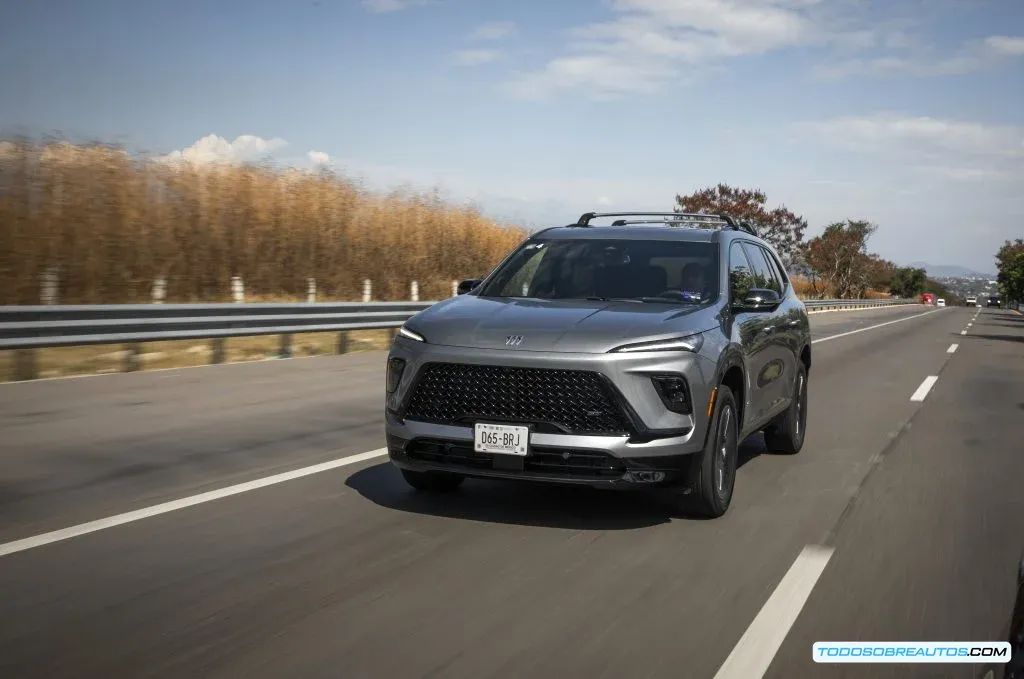 Imagen de la pantalla curva de 30 pulgadas del Buick Enclave 2025.