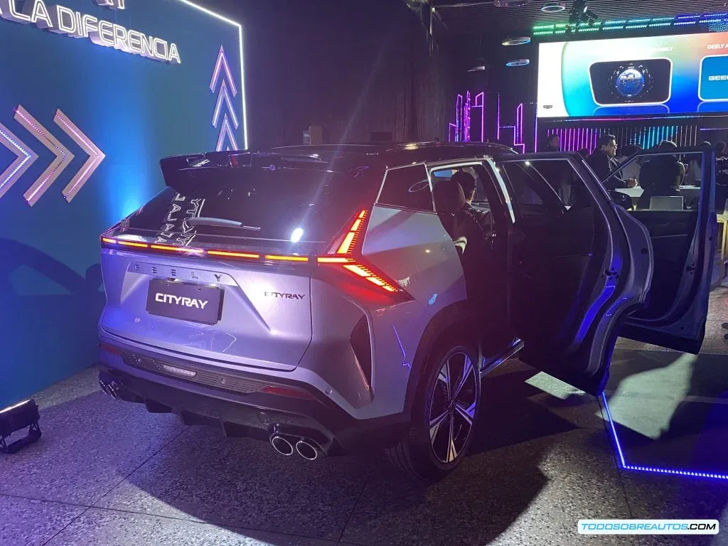 Vista detallada del diseño exterior del Geely Cityray 2025, enfocando los faros LED.