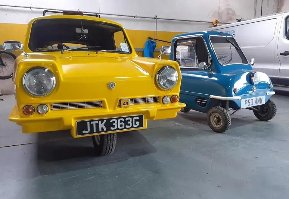 Reliant Regal vs. Peel P50