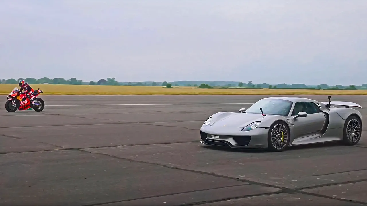 Porsche 918 Spyder vs. Moto GP