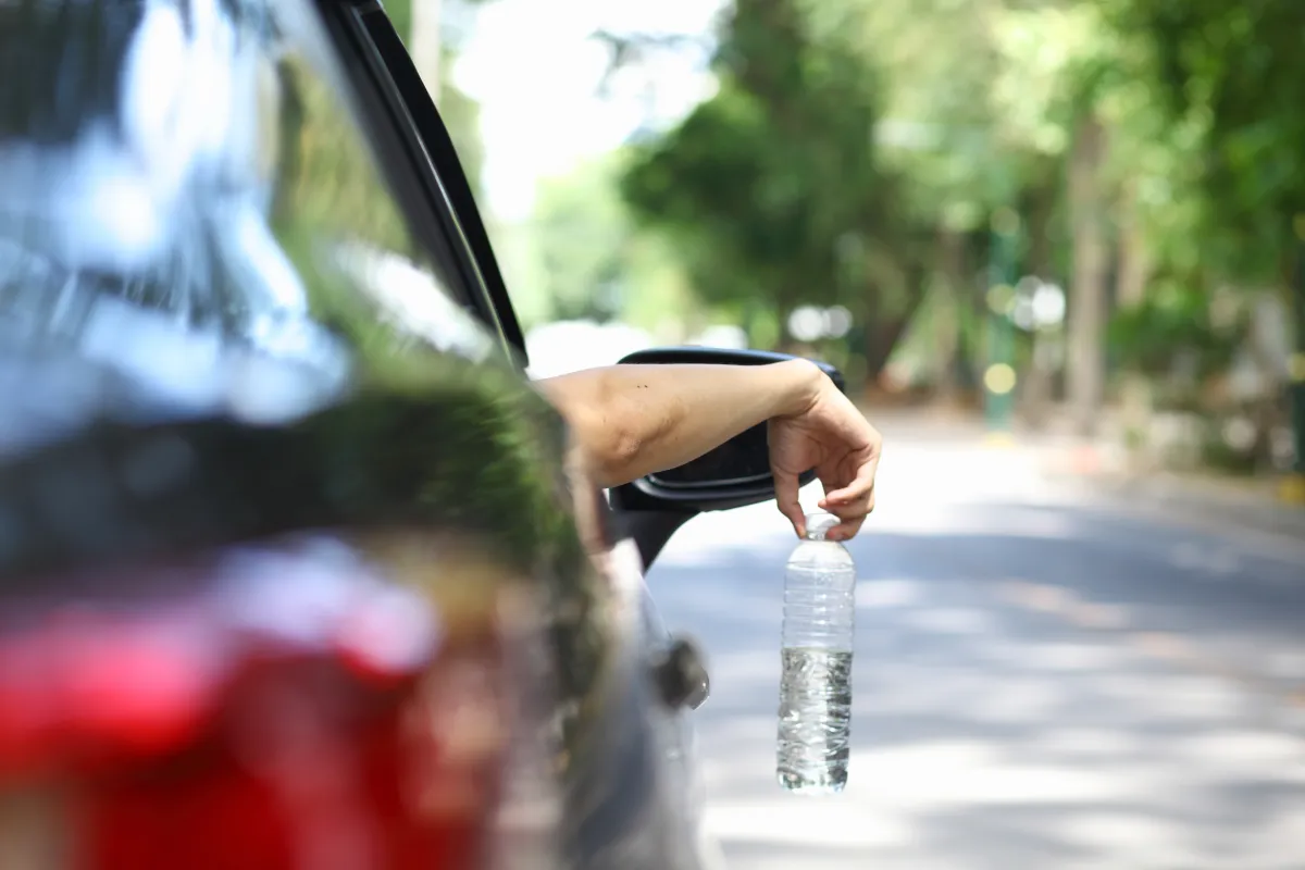  El nuevo truco con botella de plástico para robar autos 