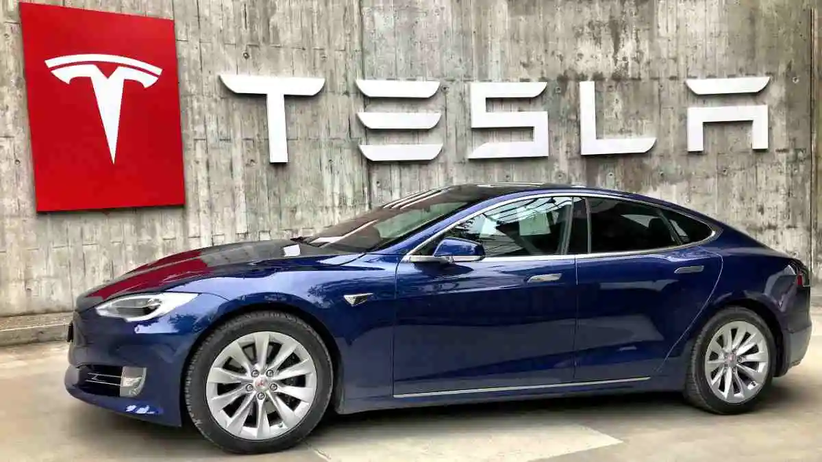 Tesla Reclama 694,304 Vehículos